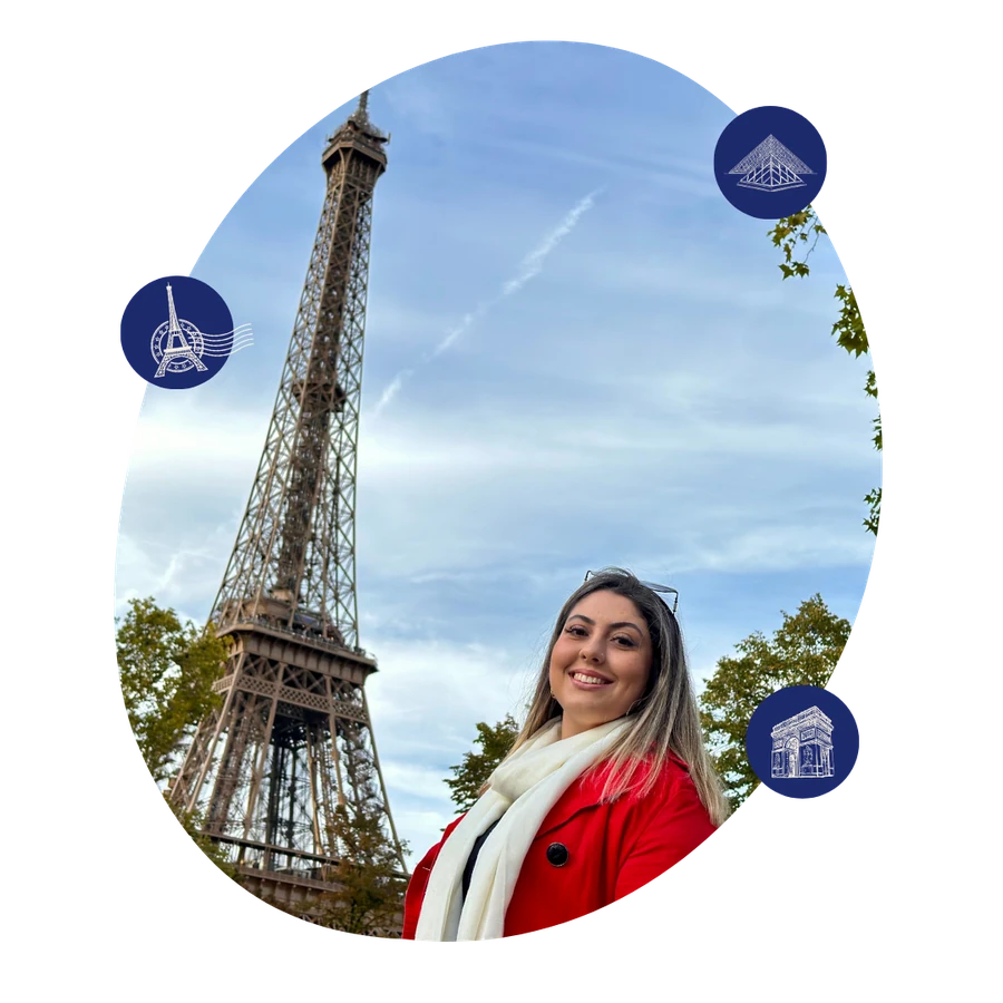 Gabriela em frente à Torre Eiffel, em Paris